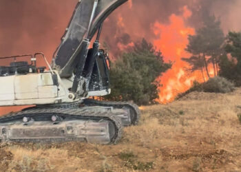 Alevlerin arasında kalan ekskavatörün operatörü ölümden döndü