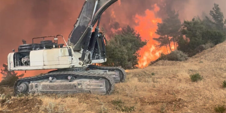 Alevlerin arasında kalan ekskavatörün operatörü ölümden döndü
