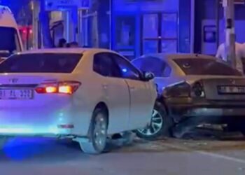 alkollü sürücünün kullandığı otomobil park halindeki 2 otomobile çarptı