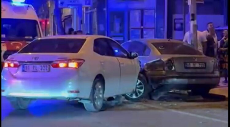 alkollü sürücünün kullandığı otomobil park halindeki 2 otomobile çarptı