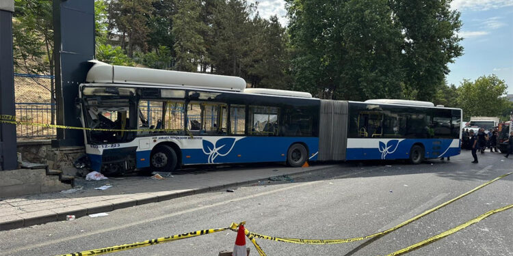 Keçiören'de belediye otobüsü kaza yaptı; yaralı yolcular var