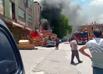 Ankara'da mobilyacılar sitesinde yangın; 2 iş yeri ve 2 araç zarar gördü