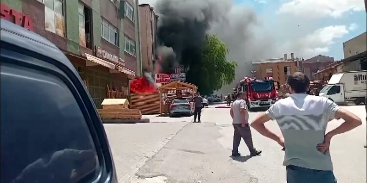 Ankara'da mobilyacılar sitesinde yangın; 2 iş yeri ve 2 araç zarar gördü