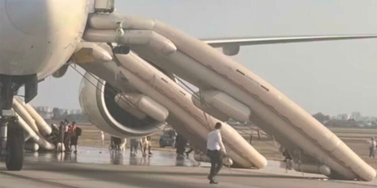 İniş takımından duman çıkan uçağın yolcuları tahliye edildi