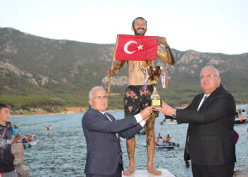 Yağlı direkten bayrağı alma yarışmasını Hasan Çüm kazandı