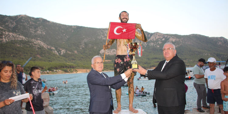 Yağlı direkten bayrağı alma yarışmasını Hasan Çüm kazandı