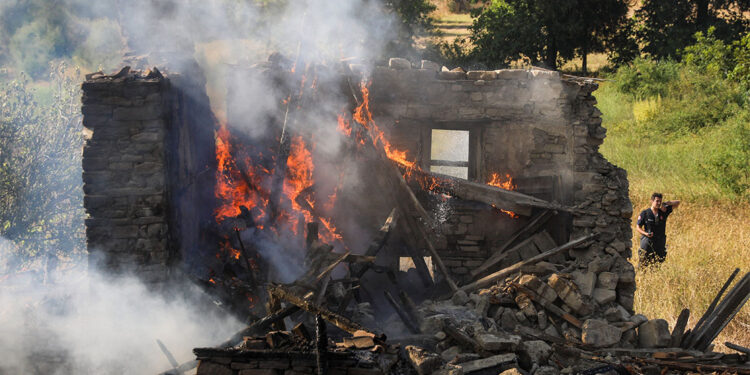 Antalya'daki yangında 3 ev ve tarım arazileri kül oldu