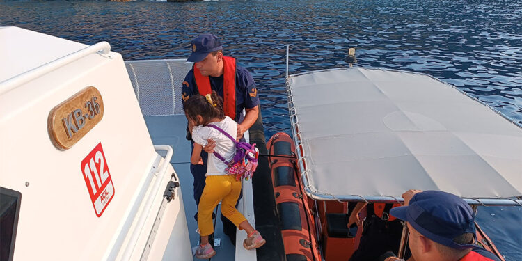 Antalya'da 21 kaçak göçmen ile 1 Türk organizatör yakalandı