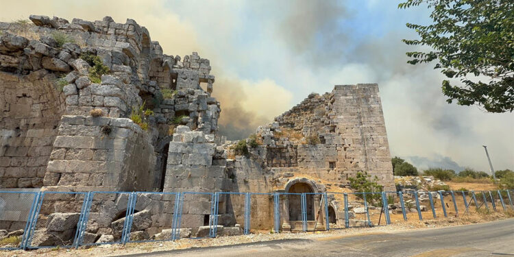 Perge Antik Kenti yanıyor