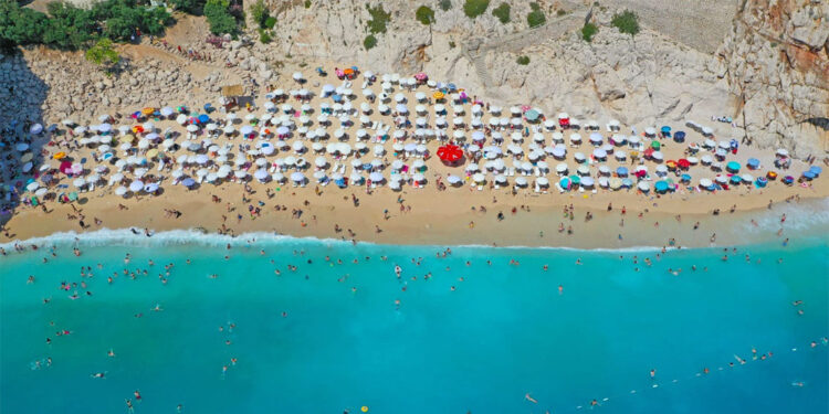 Antalya'ya gelen yabancı turist sayısı 100 bini geçti