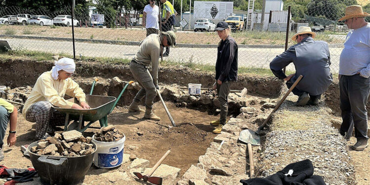 Parion'daki kazı çalışmalarında 11'inci yüzyıla ait mezar grubu bulundu