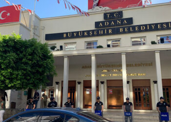 Adana Büyükşehir Belediyesi'nde arama yapılıyor