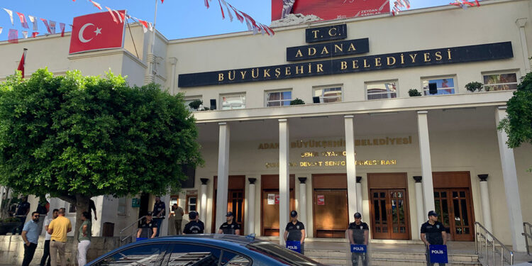 Adana Büyükşehir Belediyesi'nde arama yapılıyor