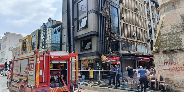 Adana'da kuyumcu dükkanında yangın