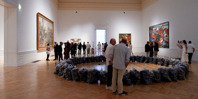 Ahmet Güneştekin’in ‘Yoktunuz’ sergisi İtalya’da ziyarete açıldı