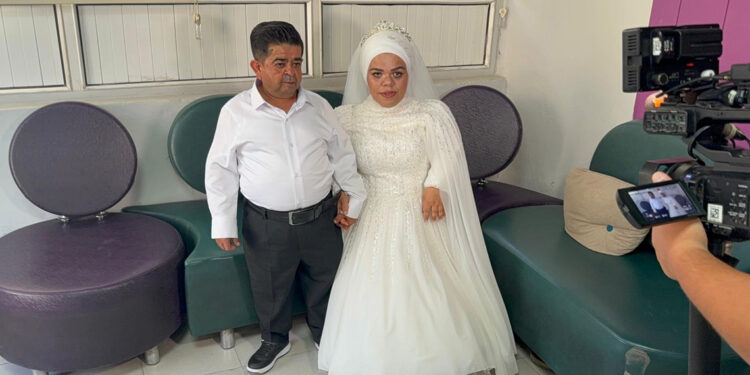 Akondroplazi hastası çift, yardımlarla düğün yaptı