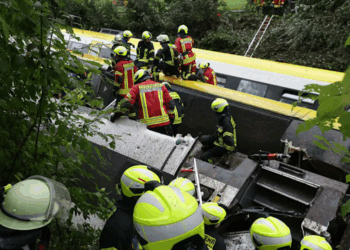 Almanya'da yolcu treni raydan çıktı: 3 ölü, 41 yaralı