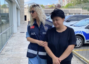 Annesini 11 yerinden bıçakla yaraladı