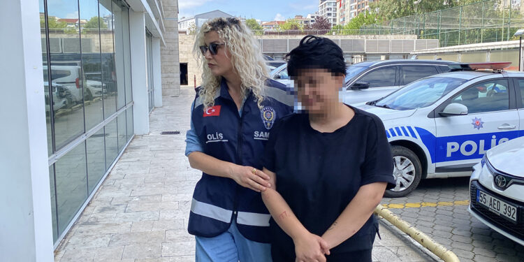 Annesini 11 yerinden bıçakla yaraladı