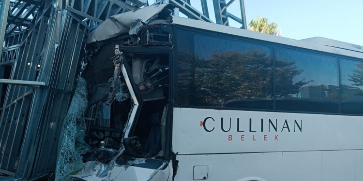 Antalya'da 4 aracın karıştığı zincirleme kaza: 26 yaralı