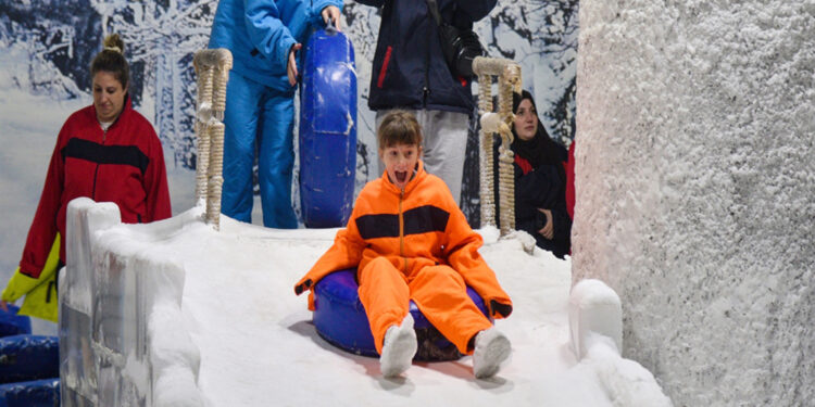 Antalya'da sıcaktan bunalanlar, eksi 2 derecelik 'kar odası'nda serinliyor