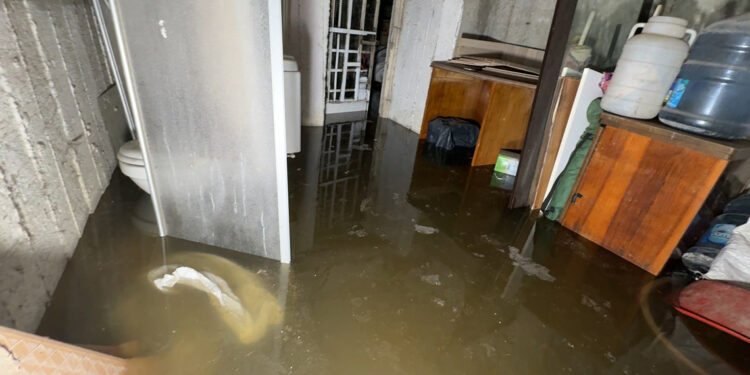 Avcılar'da 3 binanın bodrum katında atık su baskını