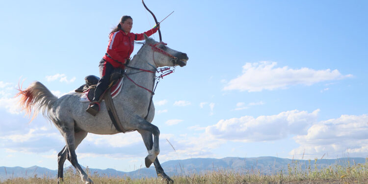 Ayşe öğretmene bu kez de 'Yılın Sporcusu' ödülü