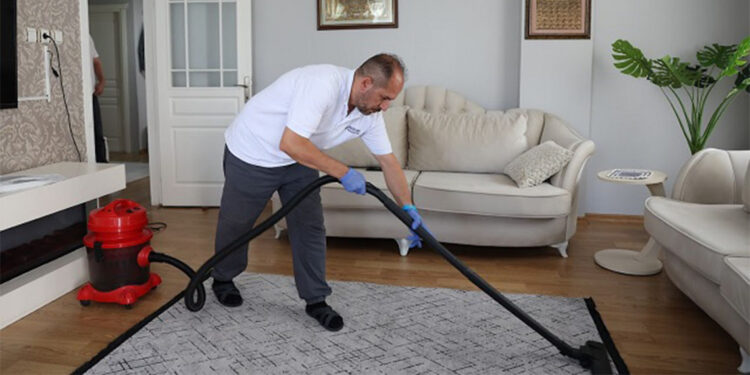 Bağcılar Belediyesi ekipleri kanser hastasının evini temizledi