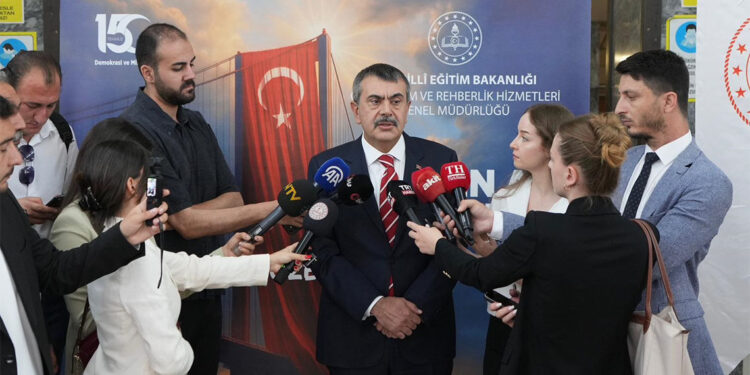 Bakan Tekin'den "LGS'den pis kokular geliyor" tepkisi