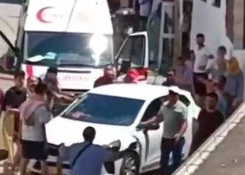 Balıkesir'de ambulansa park halindeki otomobil engeli