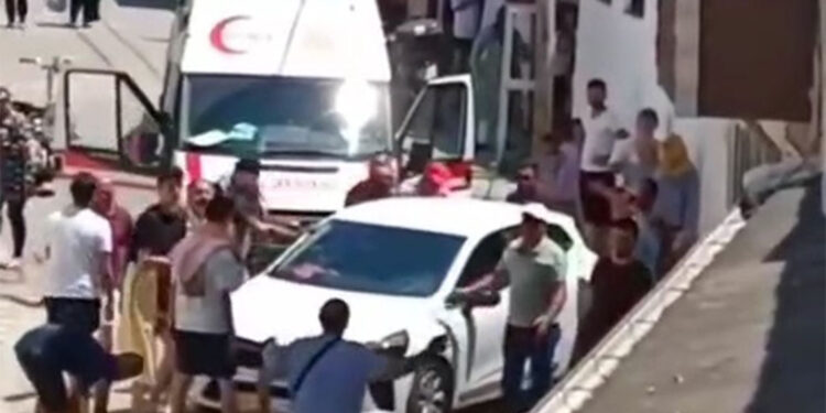 Balıkesir'de ambulansa park halindeki otomobil engeli