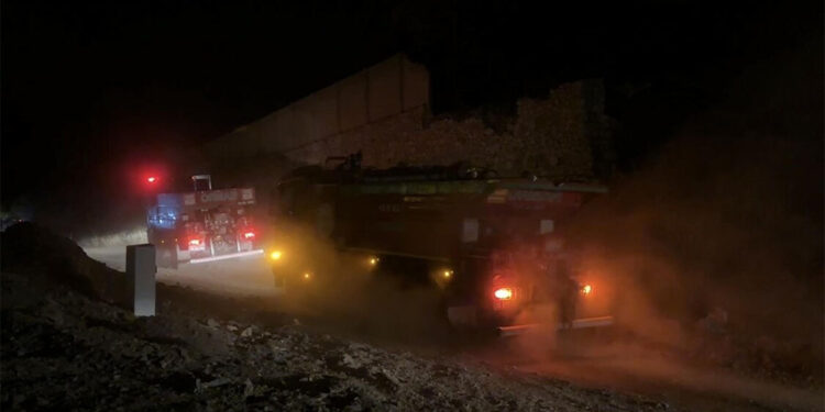 Edremit'te zeytinlik alanda çıkan yangın ormana sıçradı