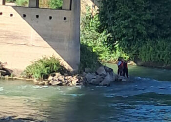 Köprü ayağında mahsur kalan kadını itfaiye ekipleri kurtardı
