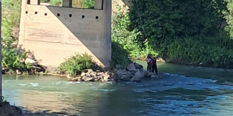 Köprü ayağında mahsur kalan kadını itfaiye ekipleri kurtardı