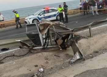 Bariyere çarpıp ikiye bölünen otomobilin sürücüsü öldü
