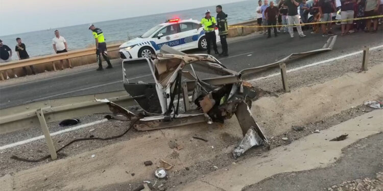 Bariyere çarpıp ikiye bölünen otomobilin sürücüsü öldü