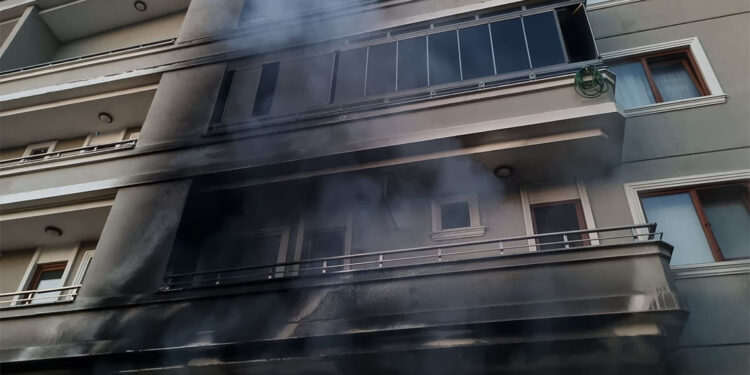 Binada çıkan yangında, balkonundan düşüp yaralandı