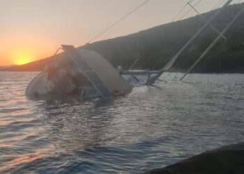 Kayalıklara sürten yelkenli tekne karaya oturdu