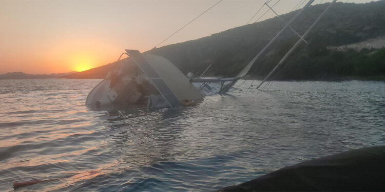 Kayalıklara sürten yelkenli tekne karaya oturdu