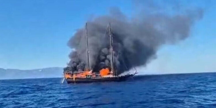 Bodrum'da gulet teknede yangın çıktı
