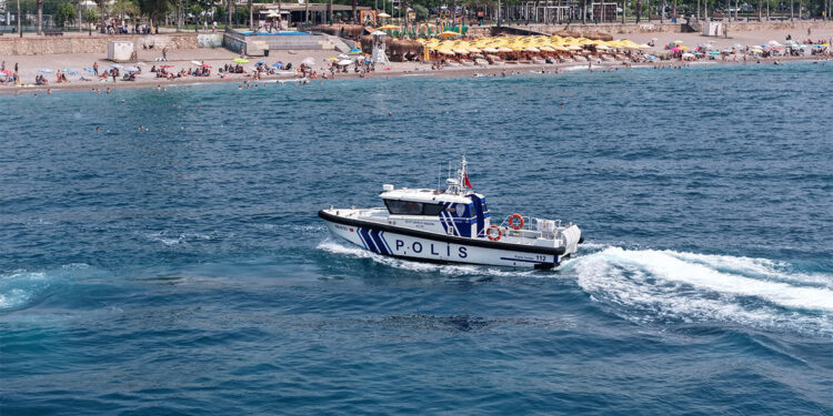 Aşırı dalga nedeniyle Şile'de denize girmek yasaklandı