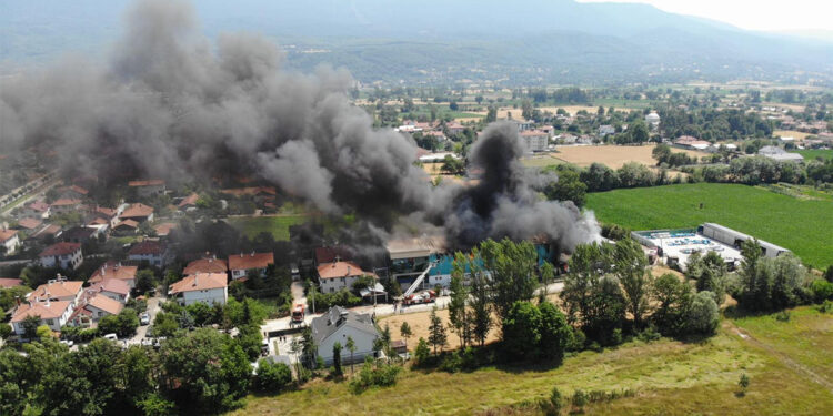Bolu'da medikal malzeme üretimi yapan fabrikada yangın
