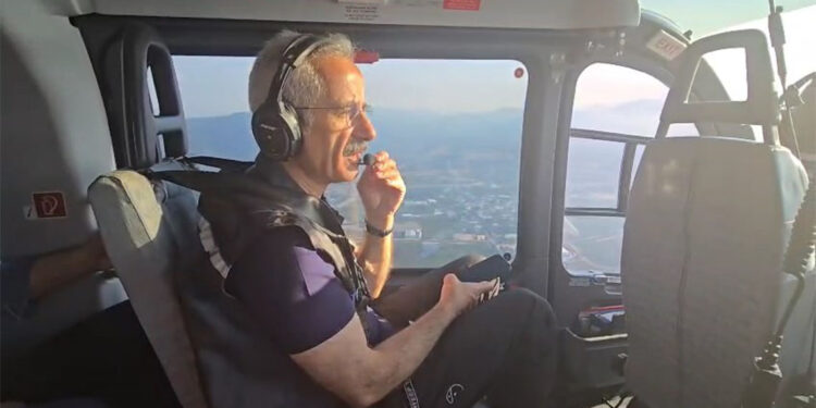 Abdulkadir Uraloğlu helikopter ile yangın bölgesinde incelemede bulundu