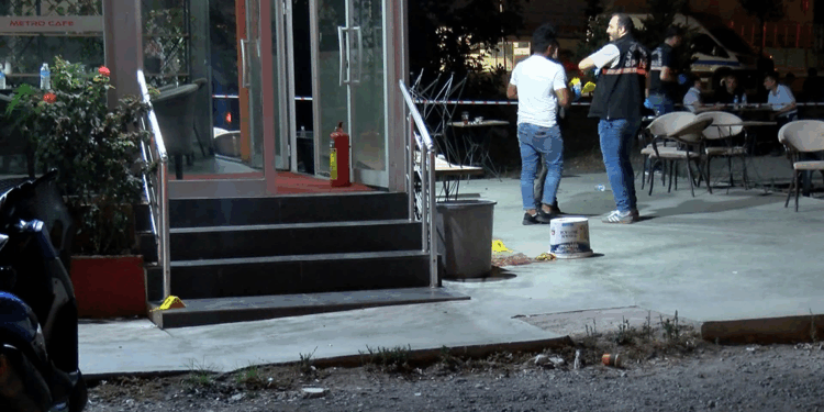 Bağcılar'da kafeye silahlı saldırı: 3 kişi yaralandı