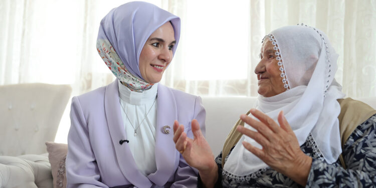 Bakan Göktaş, sosyal medya fenomeni 'Raife Babaanne'yi ziyaret etti