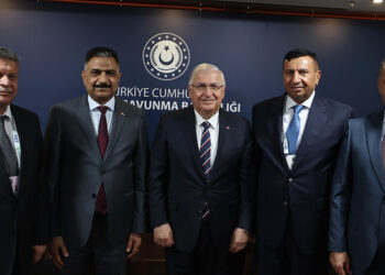Bakan Güler'in IDEF'te diplomatik görüşmeleri sürüyor
