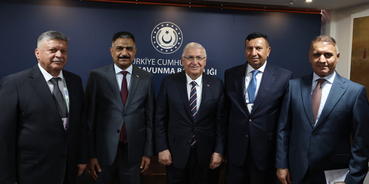 Bakan Güler'in IDEF'te diplomatik görüşmeleri sürüyor