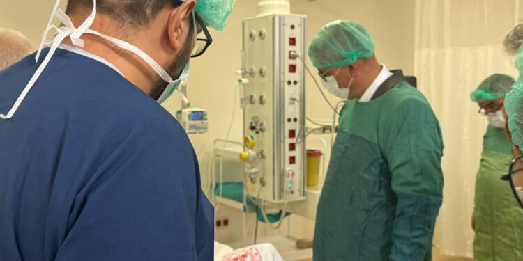 Bakan Memişoğlu, orman yangınında yaralananları ziyaret etti