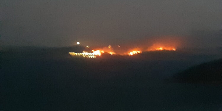 Balıkesir'de otluk alanda çıkan yangına müdahale sürüyor