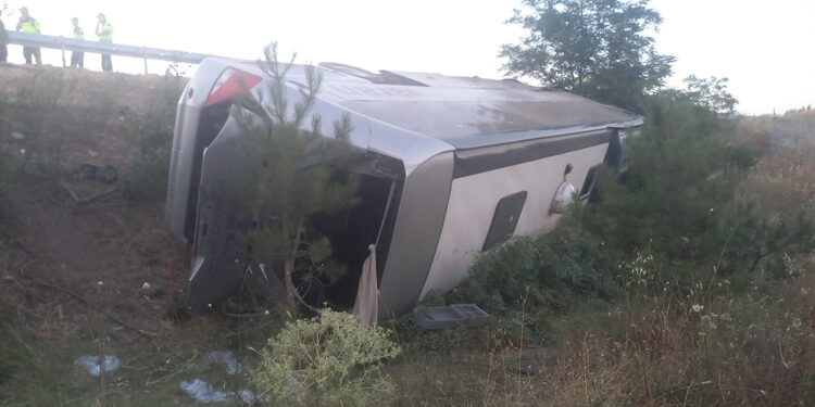 Balıkesir'de yolcu otobüsü şarampole devrildi; 27 yaralı